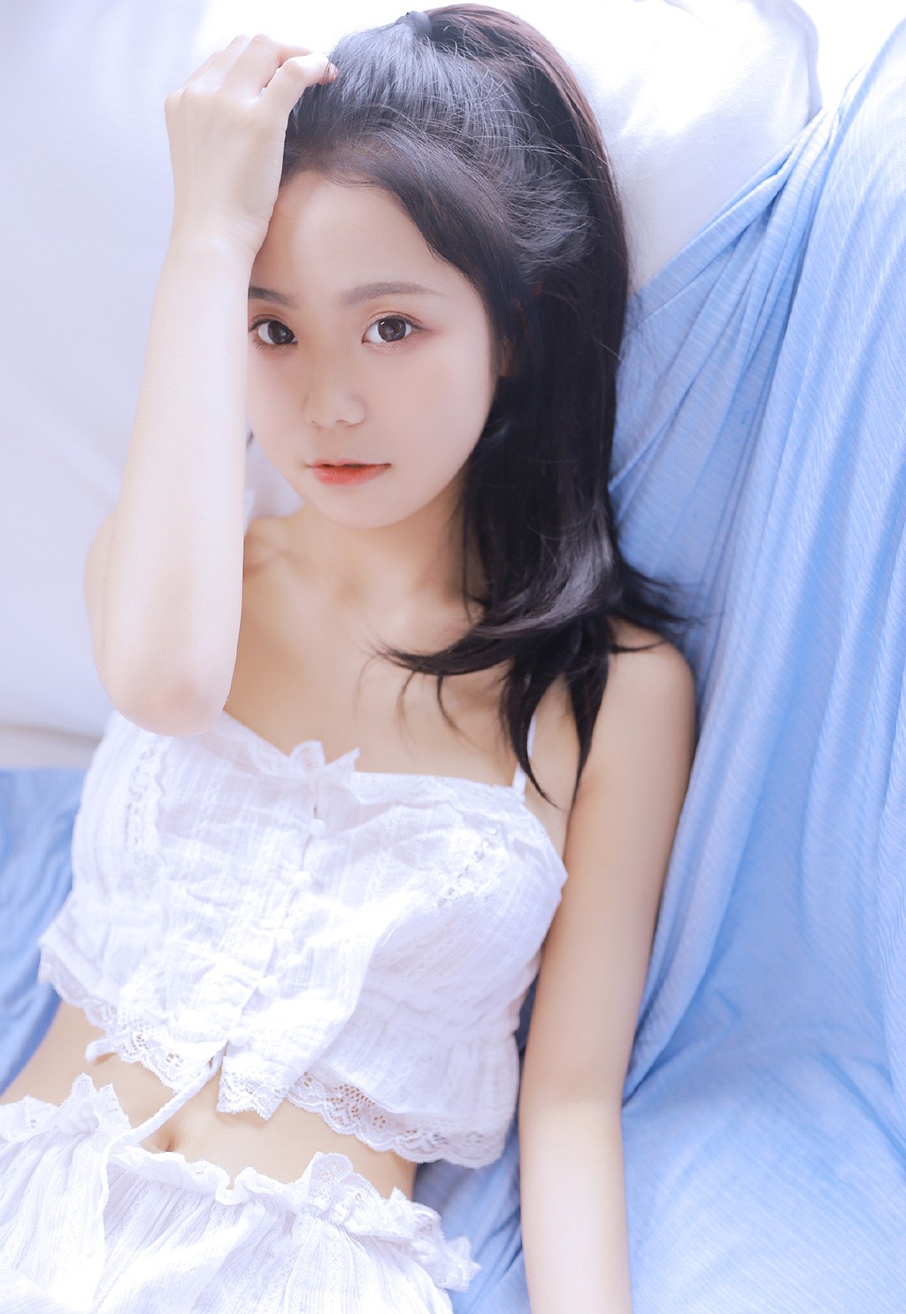 白嫩美女白丝蕾丝睡衣居家私拍写真