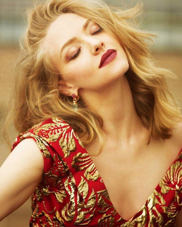 欧美明星Amanda Seyfried中国版《ELLE》杂志九月刊大