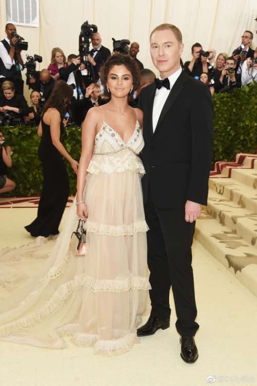 欧美美女明星傻脸娜Selena Gomez 现身 2018 Met Gala 高