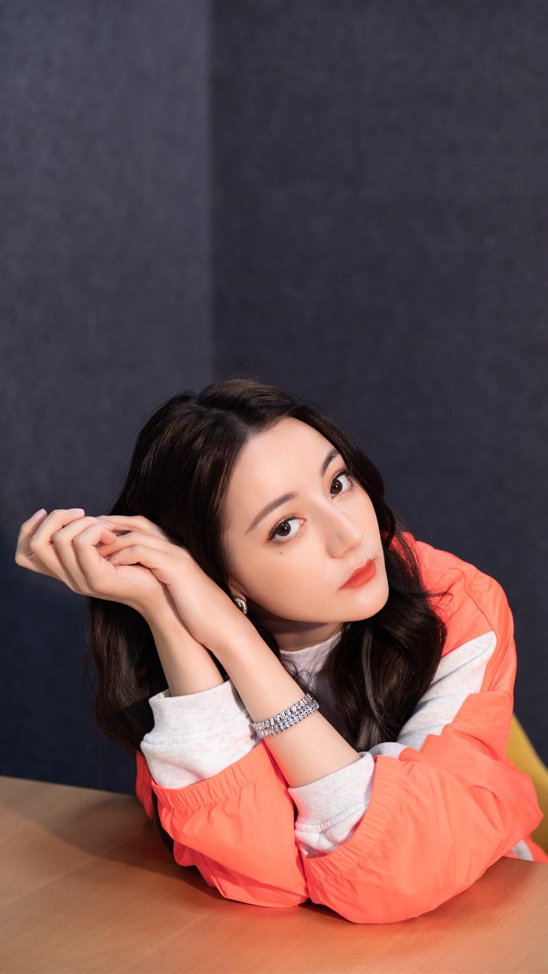 迪丽热巴运动风青春活力写真图片手机壁纸