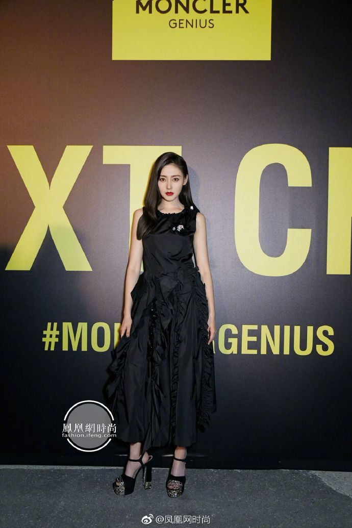 太子妃张天爱Moncler2019春夏时装周大秀黑色长裙简