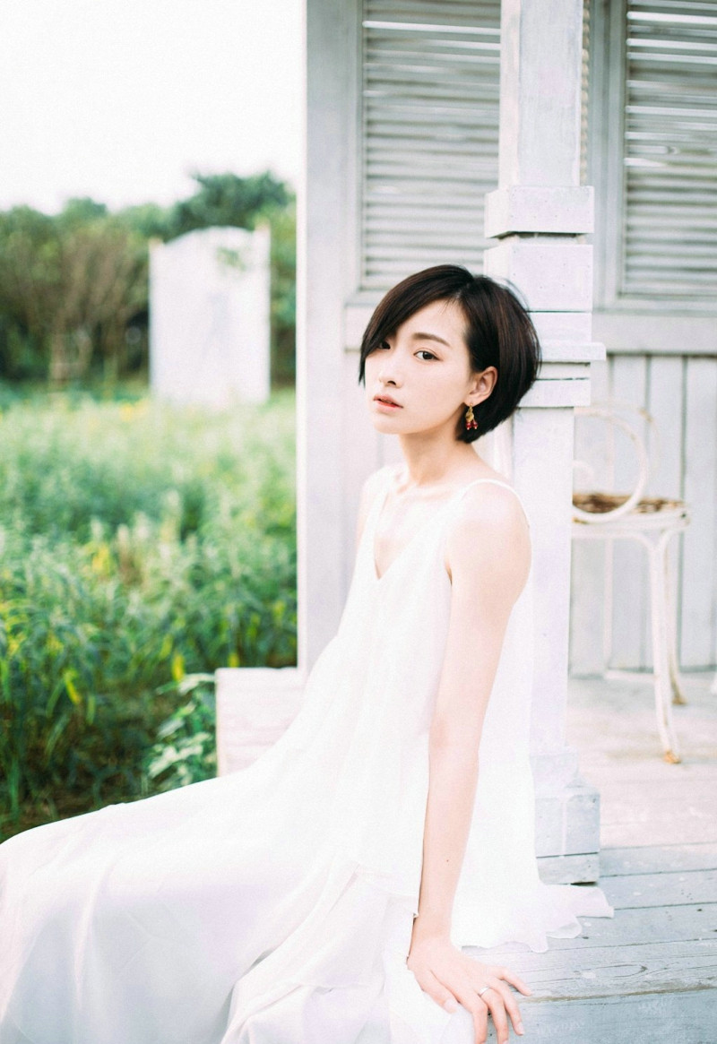 短发白裙美女户外拍摄美眸清纯写真