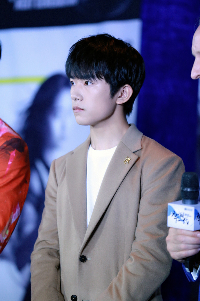 小鲜肉帅哥图片_tfboys成员易烊千玺活动照