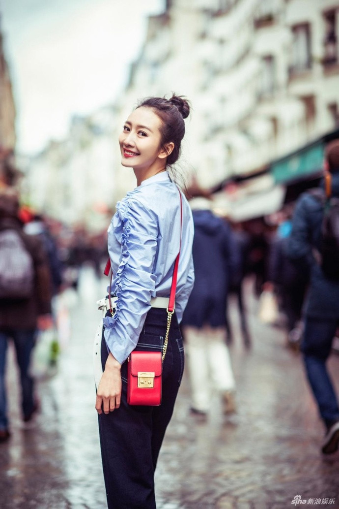 丸子头美女王鸥一组清新柔美的早春街拍曝光