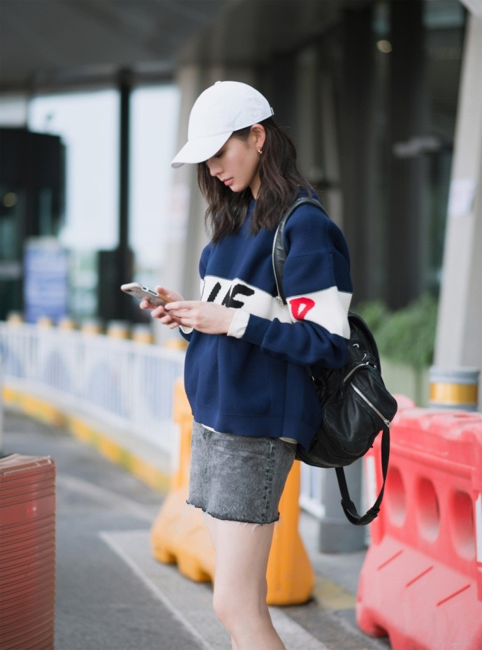 台湾美女明星张钧甯休闲穿搭现身机场时尚街拍