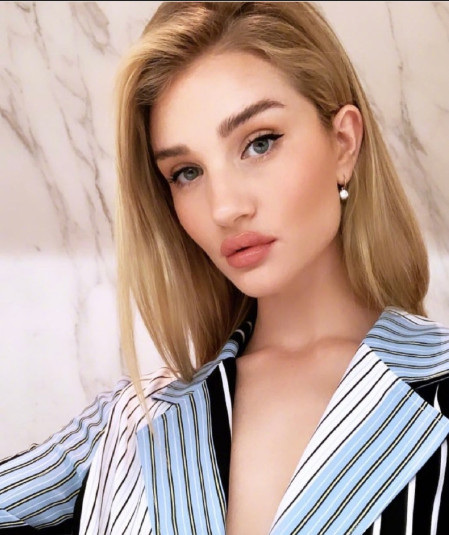 欧美美女超模Rosie Huntington Whiteley私服街拍图片