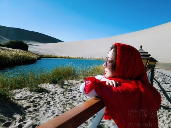 美女明星图片：娄艺潇沙漠写真大片披红纱巾情