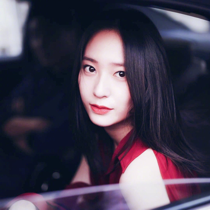 韩国美女图片_女明星郑秀晶Krystal红裙美颜暴击图