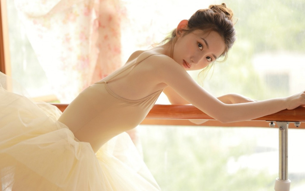 芭蕾舞美女冷漠表情写真,日系可爱丸子头美女高清壁纸