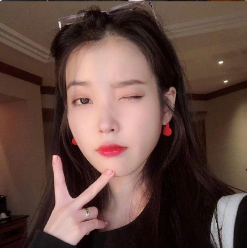 韩国美女明星李知恩iu红唇自拍图片
