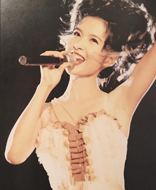 香港美女明星周慧敏25年前演唱会的旧照图片