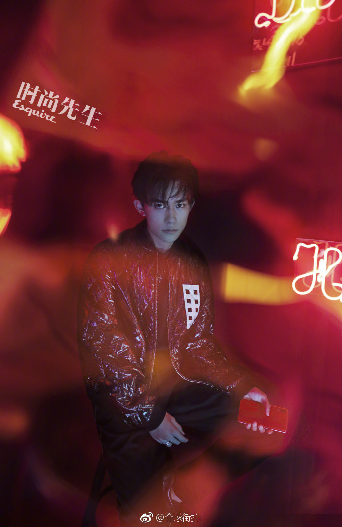 小鲜肉男明星易烊千玺《时尚先生Esquire》封面图