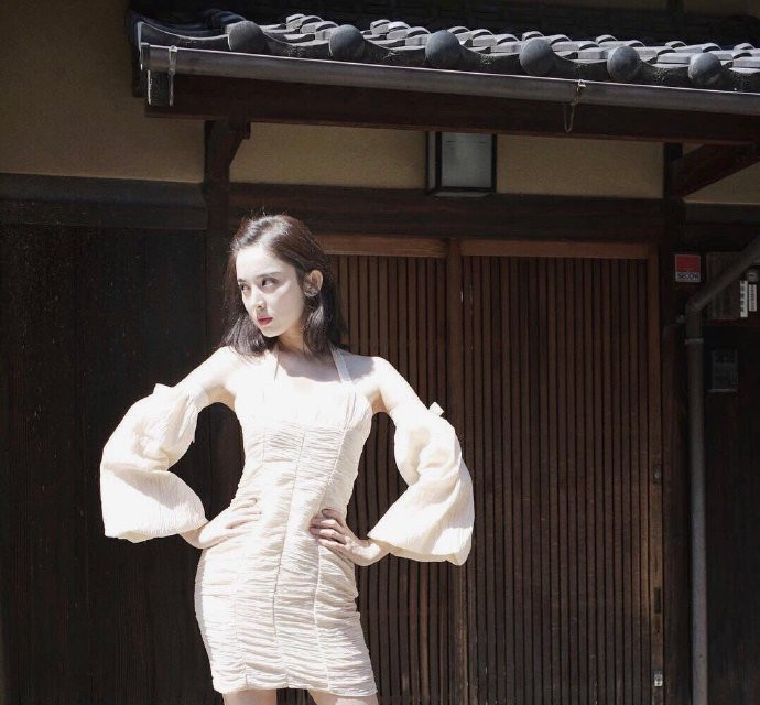 新疆美女图片 内地女明星古力娜扎泡泡袖裙子穿