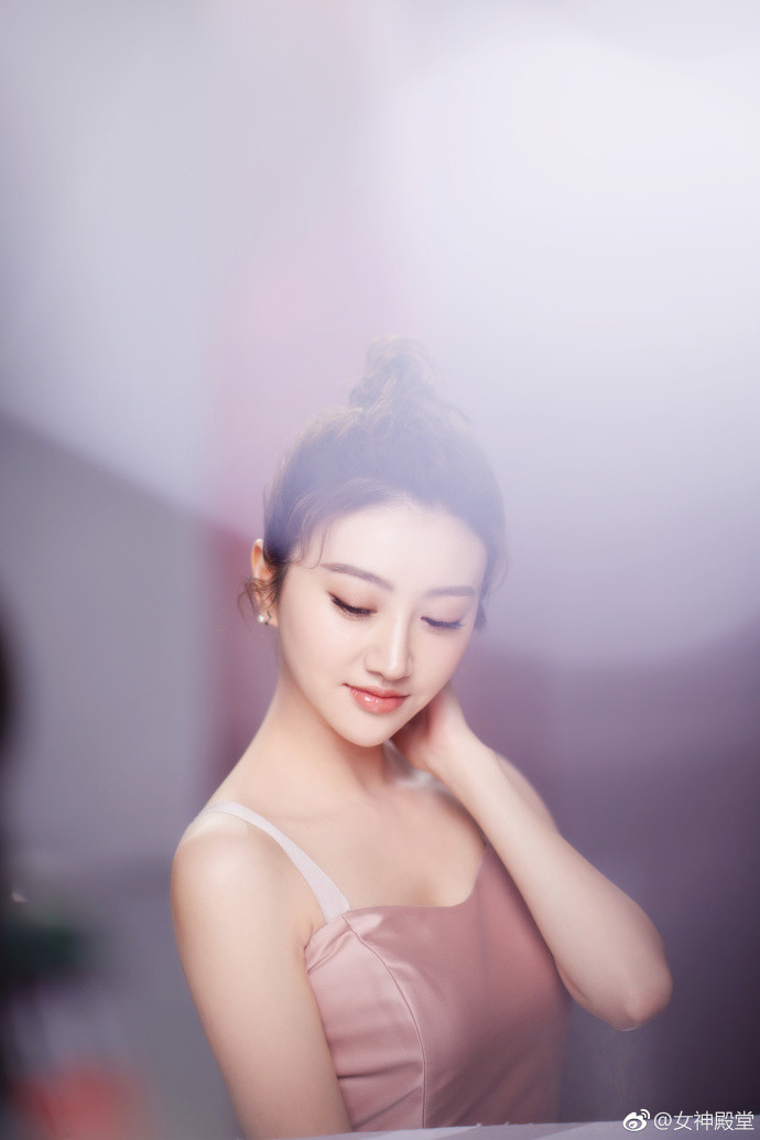 大眼美女明星景甜丸子头造型卖起萌来的大甜甜