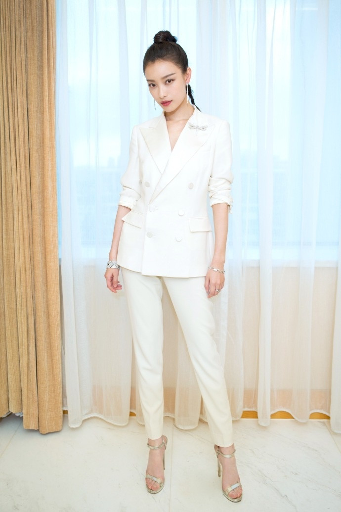 大眼美女明星倪妮白西服出席活动图片