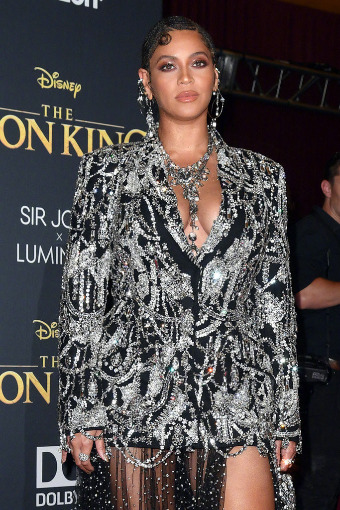 《狮子王》全球首映碧昂斯牵女儿Blue Ivy亮相红毯