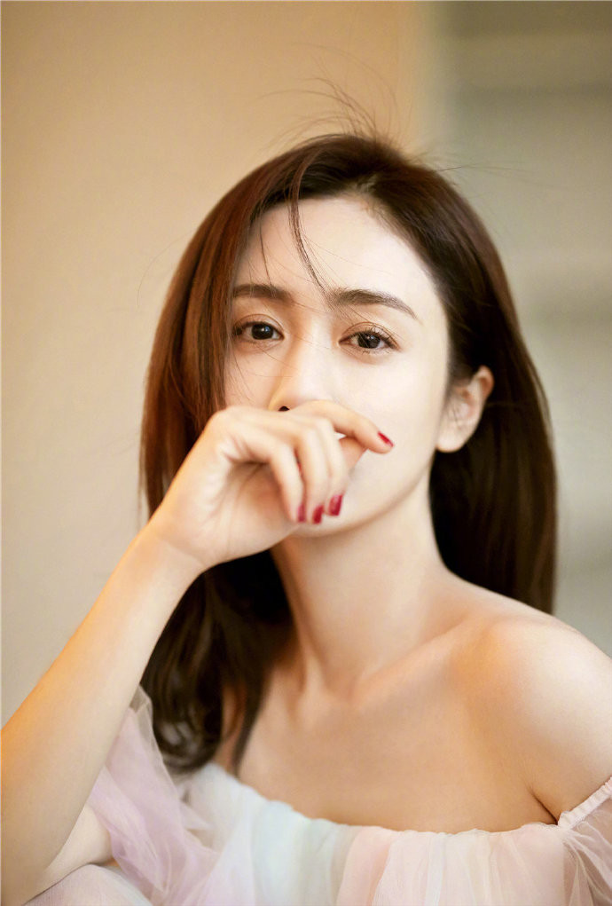 中国美女明星刘芸生日写真柔美彩虹仙女裙图片