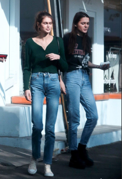 Kaia Gerber Kendall Jenner和闺蜜Charlotte Lawrence出街游玩