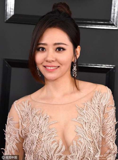 成都美女歌手张靓颖深V秀乳沟现身格莱美