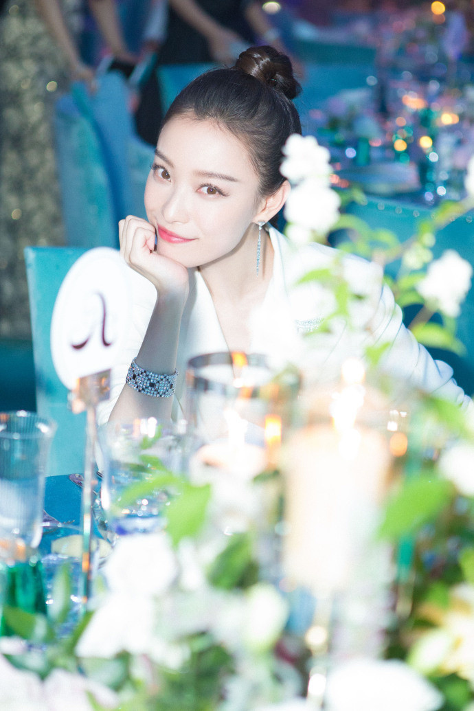 大眼美女明星倪妮白西服出席活动图片