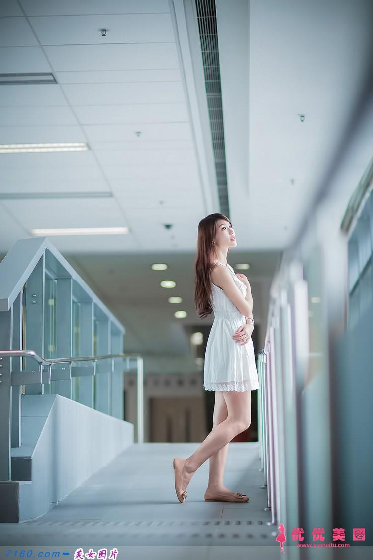 连衣裙美女柔顺秀发精致脸蛋苗条身材成熟气质图片