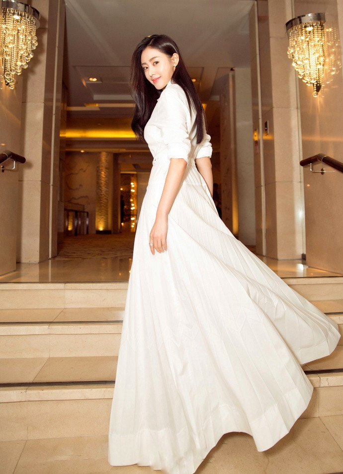 中国内地女演员张天爱白色礼服优雅图片