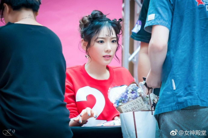 韩国美女明星金泰妍签售会饭拍简直就是行走的
