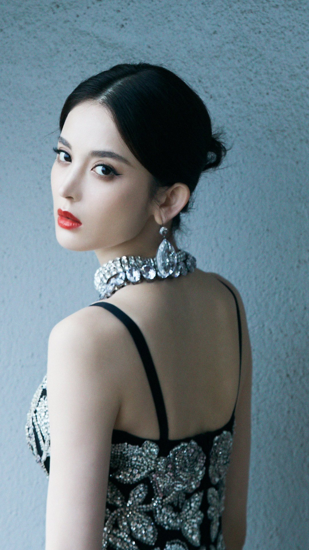 古力娜扎香肩美乳性感乳沟迷人写真手机壁纸