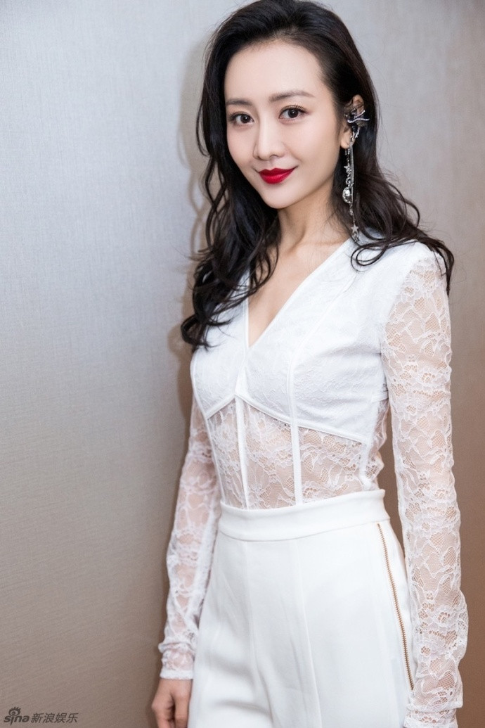 最佳女主角王鸥白衣红唇尽显优雅干练