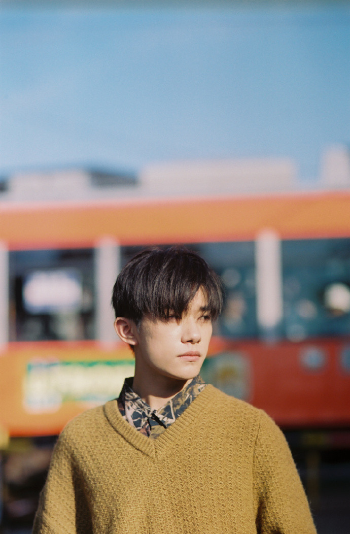 忧郁少年易烊千玺秋日写真