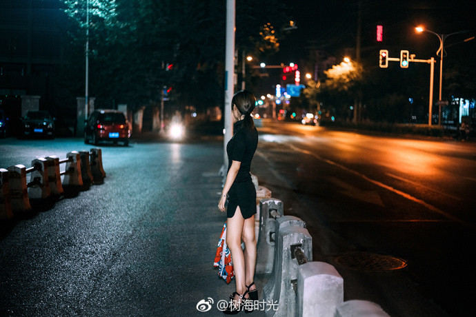 夜景人像图片:长发中分美女唯美街拍