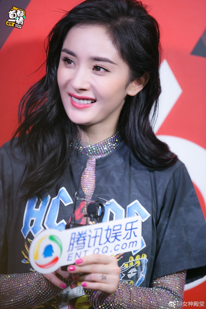 大眼美女明星杨幂活动九连拍小表情很丰富