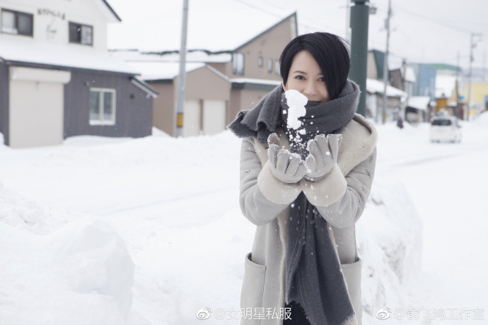 不老女神俞飞鸿北海道雪景里短发街拍图片美人