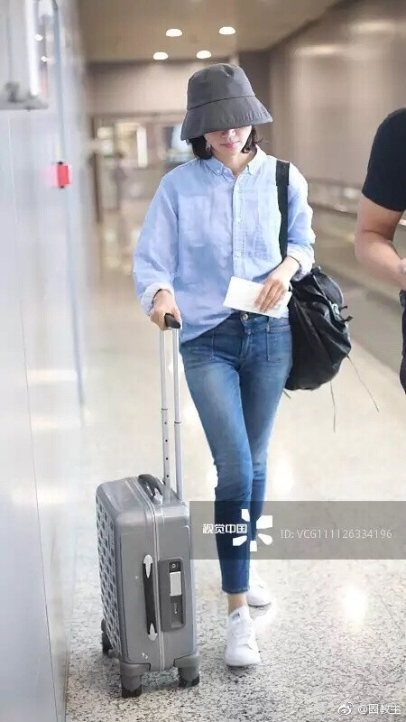 内地女演员袁泉戴着渔夫帽条纹衬衣牛仔裤小白