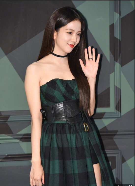 韩国美女图片 女团blackpink金智秀抹胸裙出席活动