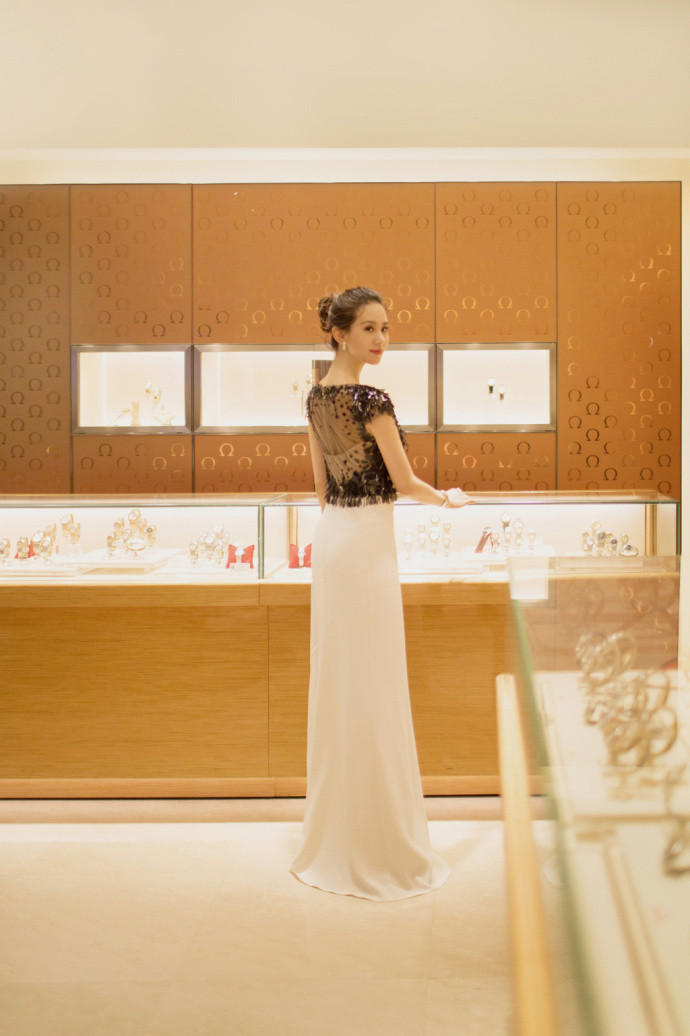 北京美女明星刘诗诗优雅礼服亮相欧米茄腕表展