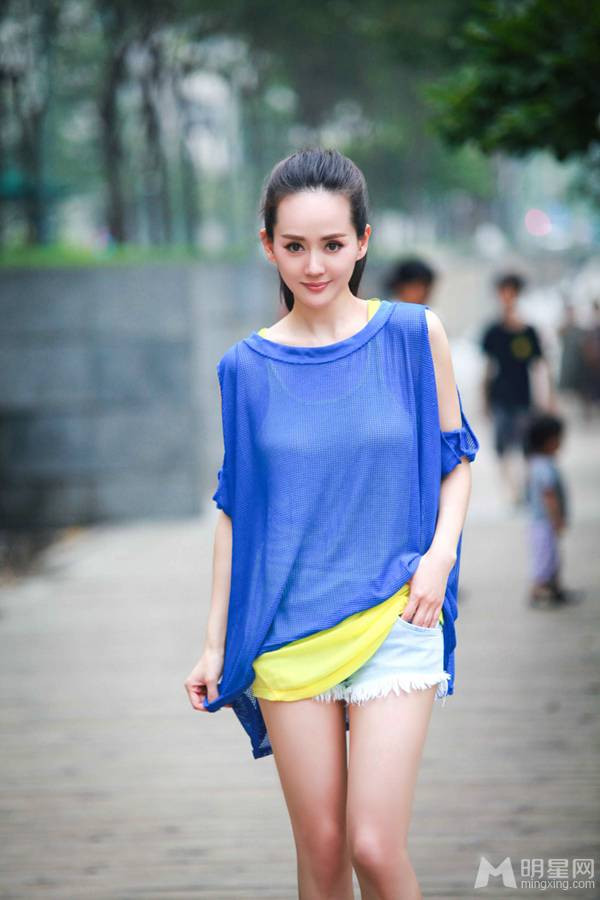 人气女演员张定涵夏日清凉装街拍_张定涵图片