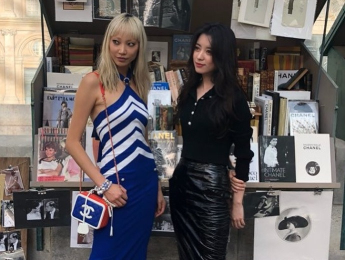 韩国美女韩孝周出席巴黎时装周身穿黑皮裙展现