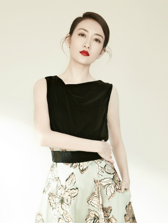 广西美女明星王鸥长发梳起露出纤细的天鹅颈最
