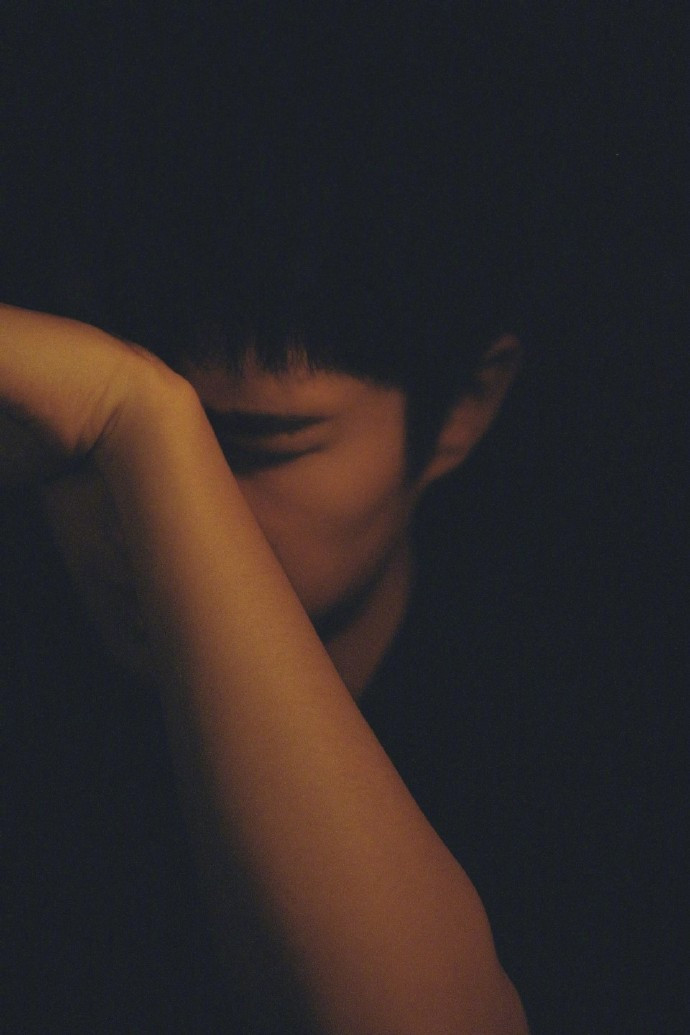 小鲜肉男明星刘昊然黑暗风图片
