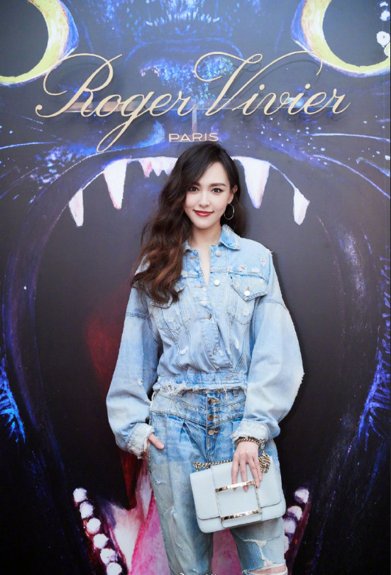 上海美女明星唐嫣现身RogerVivier2019秋冬系列牛仔