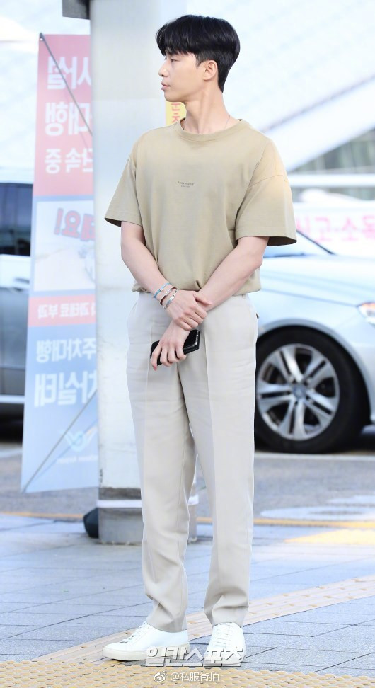 韩国男明星帅哥朴叙俊随金秘书剧组褒奖休假前
