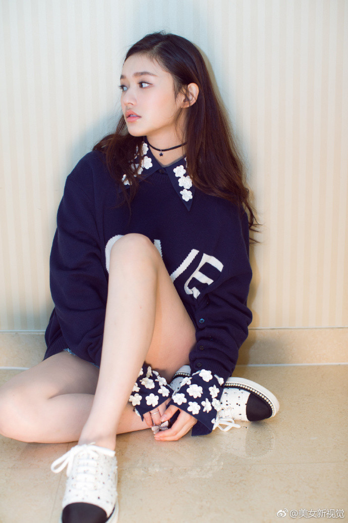 美女明星星女郎林允雾霾色唇妆时尚写真