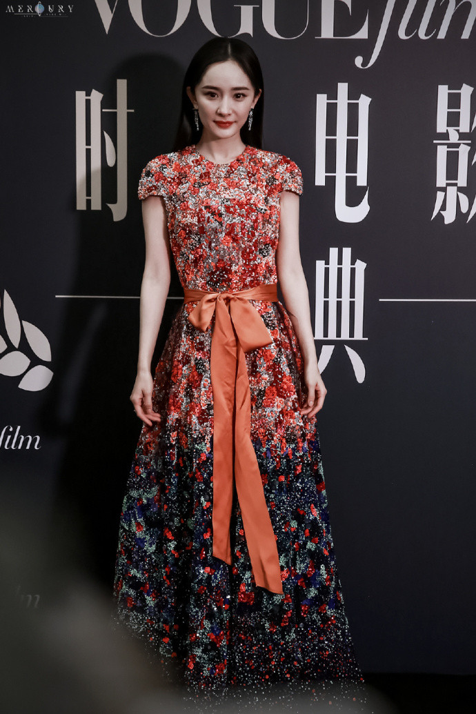 北京美女明星亮片花朵长裙亮相VogueFilm时装电影