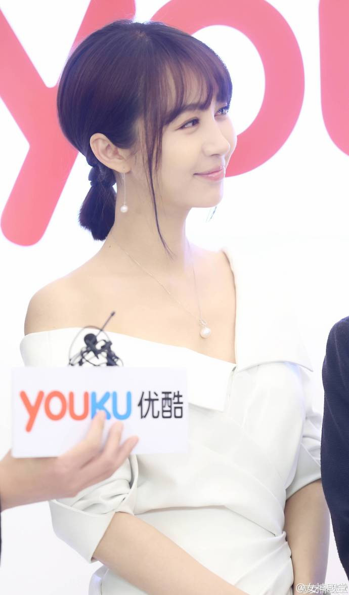 大眼美女明星李菲儿白色飘逸连衣裙仙气十足出