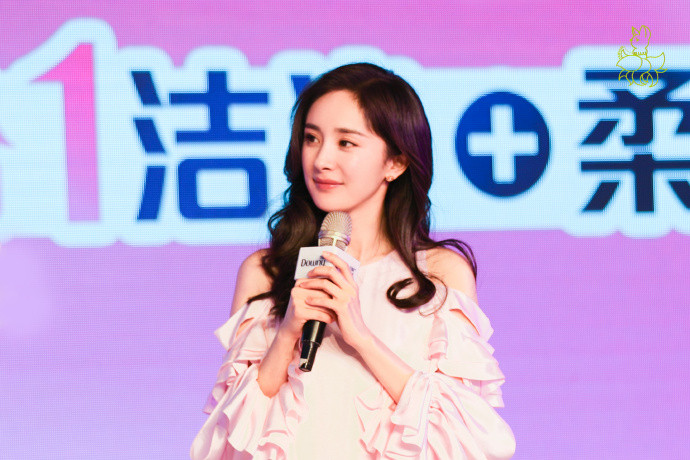 北京美女明星杨幂代言活动图片