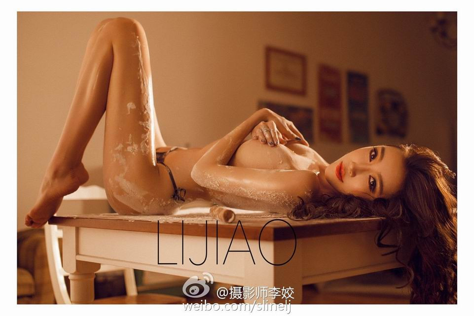 翘臀美女模特何亚萌SAVILA裸露双乳挤奶无遮掩图片