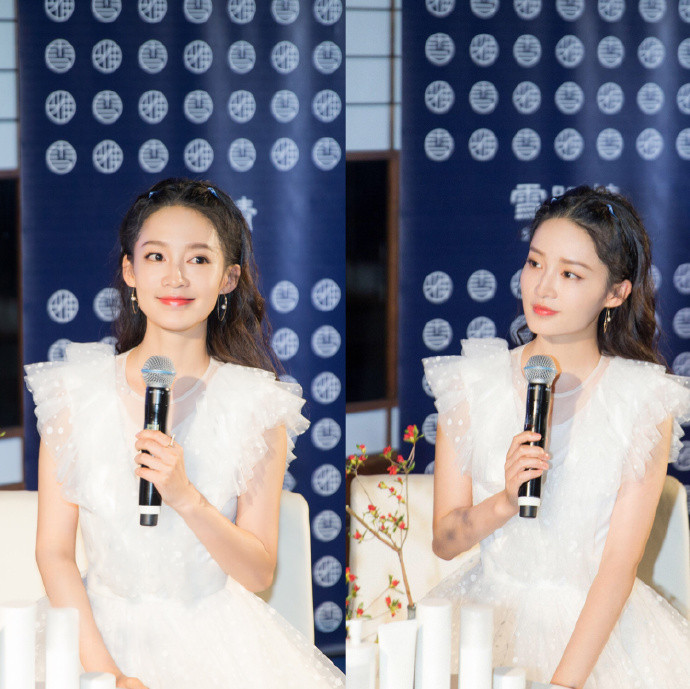 内地美女演员李沁与花树合影温婉可人图片