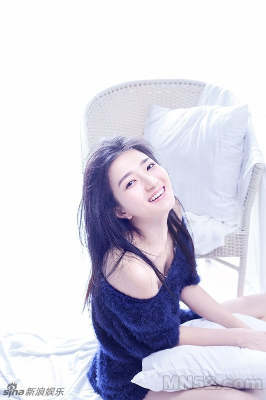 白卉子俏皮彰显青春活力写真