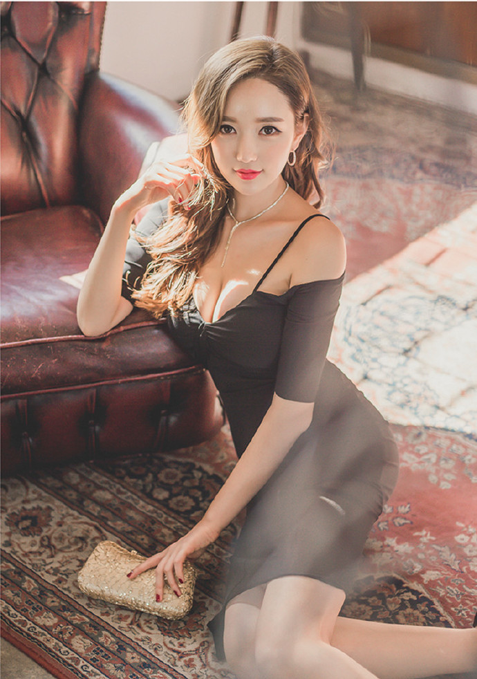 网络美女模特黑色大V领紧身连衣裙搭配黑色高跟